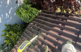 Décapage d’une toiture plus traitement préventif et curatif et anti mousse