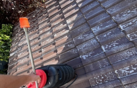 Décapage d’une toiture plus traitement préventif et curatif et anti mousse
